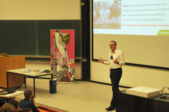 Foto von Dr. Katzenberg während einer Vorlesung